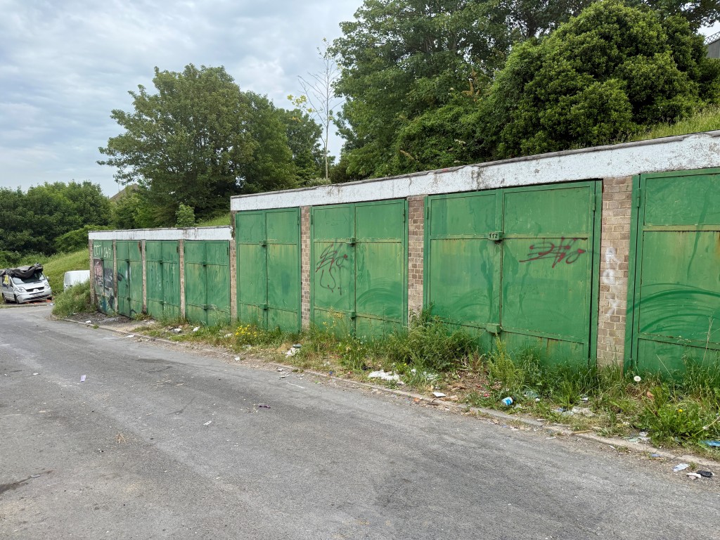 Lot: 4 - SEVEN LOCK-UP GARAGES - Seven lock-up garages